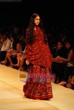 Model walks the ramp for Soumitra Show at Lakme Winter fashion week day 1 on 17th Sept 2010 (26).JPG